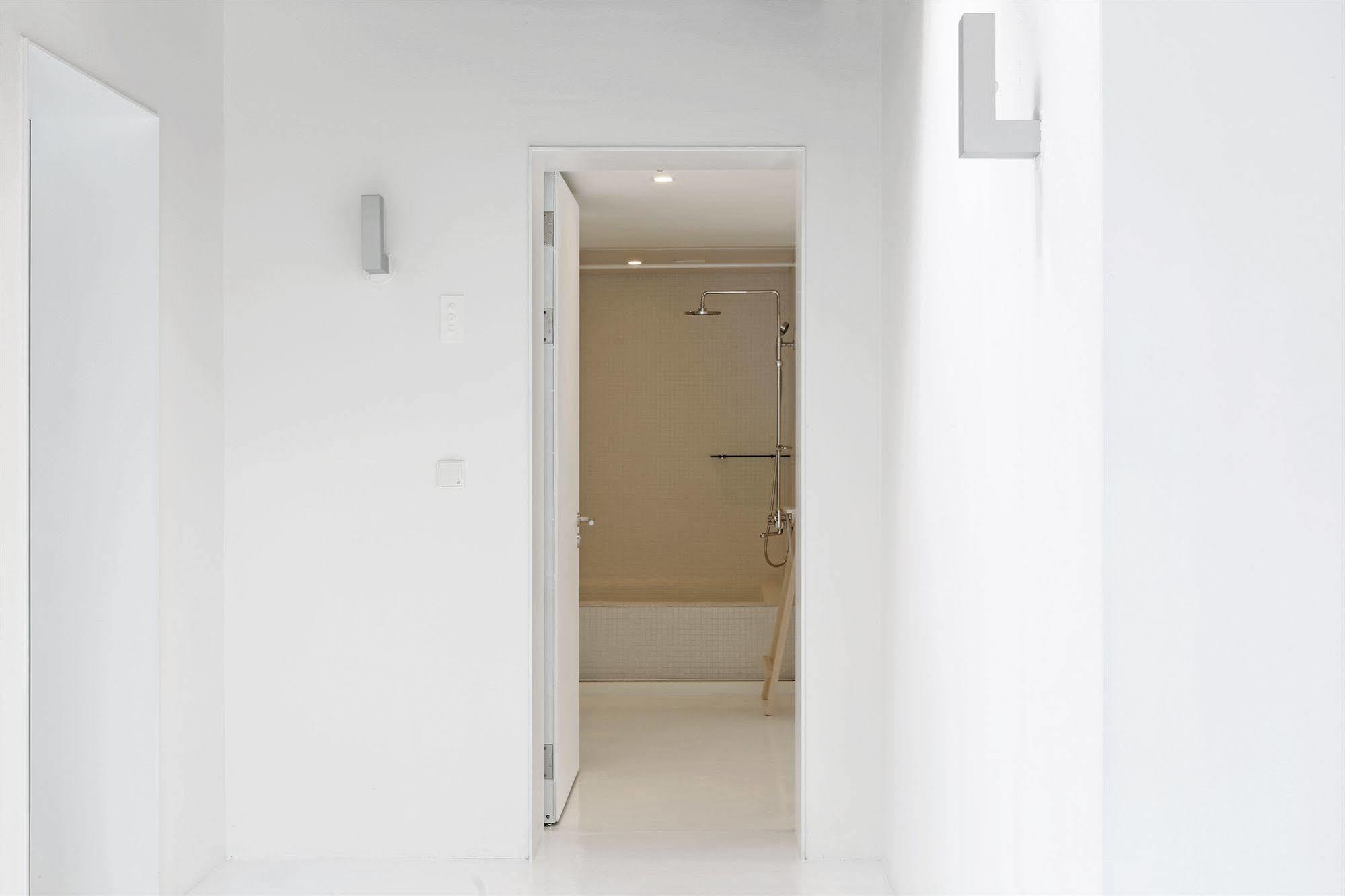 Small House Big Door Seul